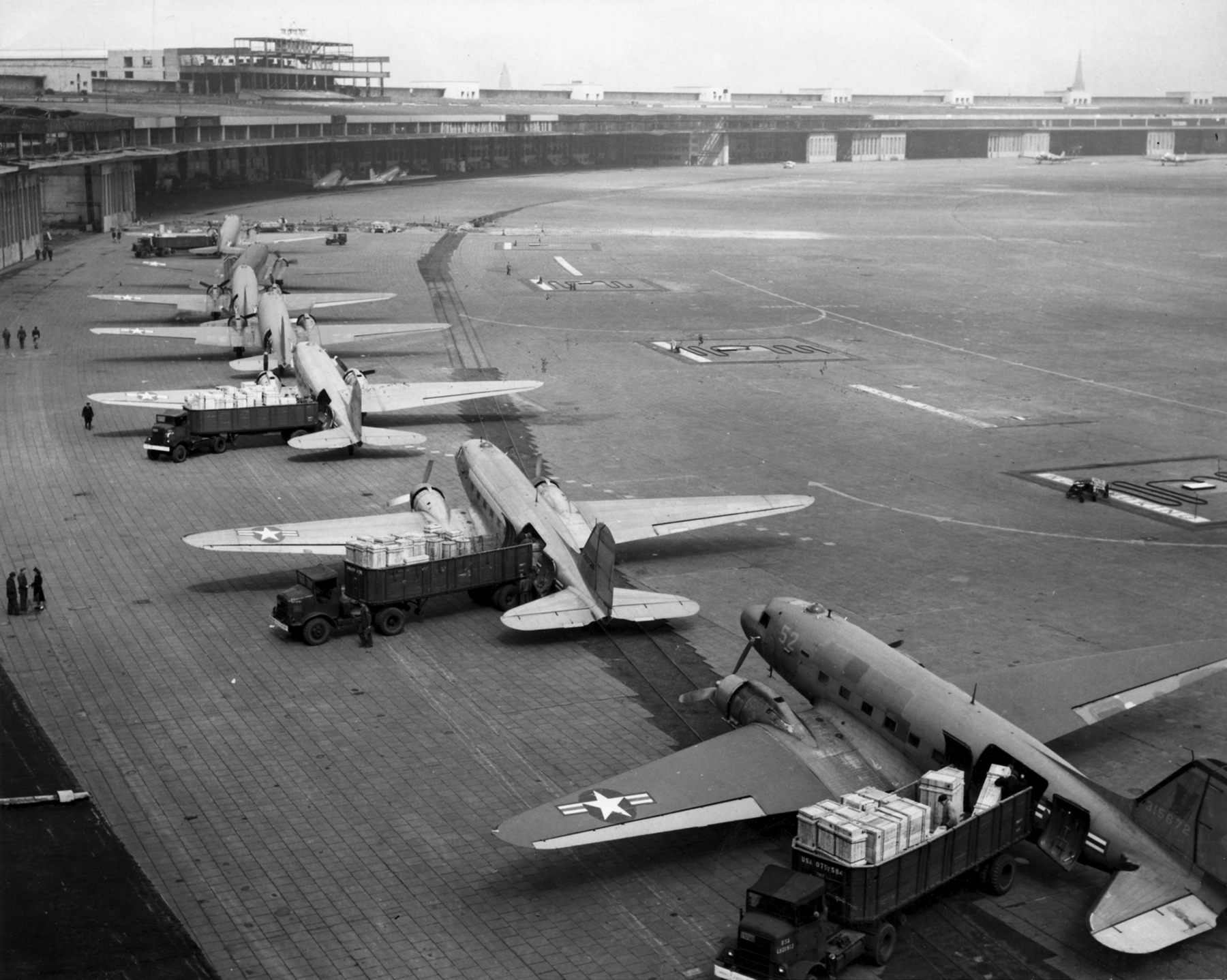 C-47s_at_Tempelhof_Airport_Berlin_1948